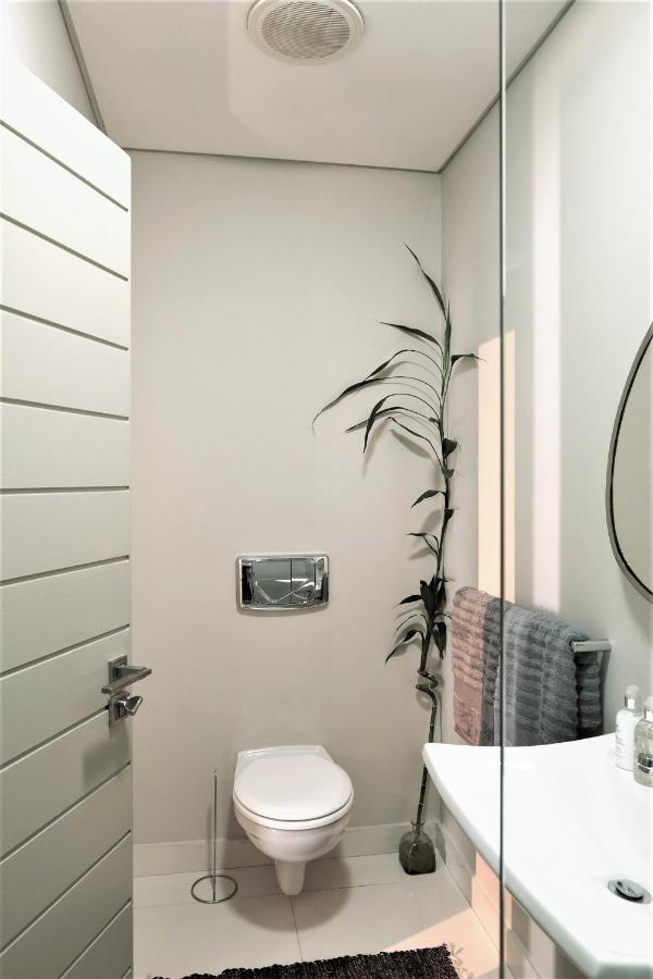 Apartment 6 On Clifton - Spacious 2 Bedroom *
